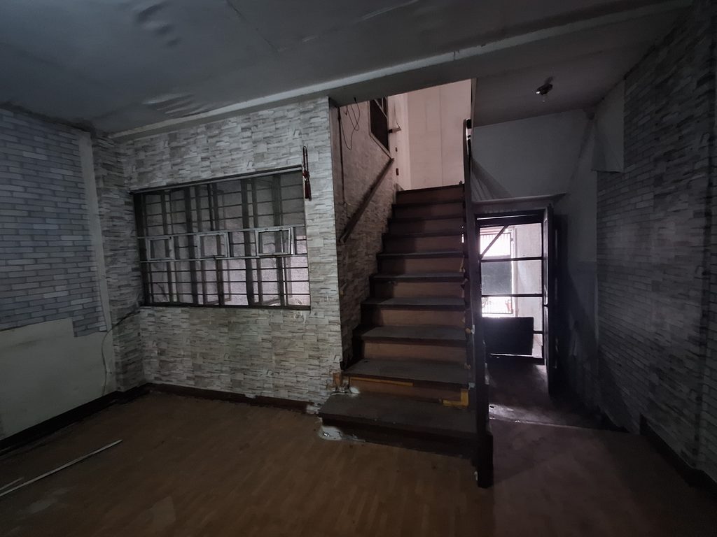 6 living room space with view of main door